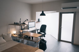 オフィスチェア、デスクライト……細部へのこだわり光る！23歳デザイナーの一人暮らし部屋紹介 画像